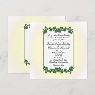 Hojas verdes y la invitación a la boda con crema a