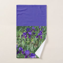 Hojas verdes y toalla de baño de iris morado