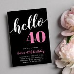 Hola 40 | Invitación a la fiesta de cumpleaños<br><div class="desc">Celebra su cumpleaños con estas invitaciones festivas de fiesta que incluyen "hola [edad]" con letras rosas y blancas en un rico fondo negro. Personalice con los detalles de su fiesta debajo. Ejemplo mostrado para un 40 cumpleaños.</div>