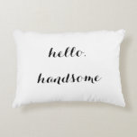 "Hola," almohada decorativa hermosa<br><div class="desc">Esto "hola, " almohada decorativa hermosa es grande en sus el propio o se empareja con buena mañana de la jerarquía feliz la ", " almohada magnífica. Mostrado en blanco con las letras negras,  es adaptable hacer juego su décor. Cómprelo para sí mismo o su special alguien.</div>