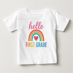 Hola Camisa de Corazón Arcoiris de Primer Grado