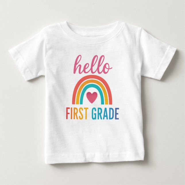 Hola Camisa de Corazón Arcoiris de Primer Grado (Anverso)