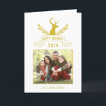 Holiday Antlers | Tarjeta de felicitación fotográf<br><div class="desc">El purpurina de oro (efecto fotográfico impreso) hace que esta singular tarjeta de saludo de fotos de vacaciones sea brillante. Diseño contemporáneo con una corona de laurel y una cabeza clásica de ciervo con cordones. Una pancarta con las palabras "Felices Fiestas" "2014" y un marco para tu preciada foto de...</div>