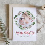 Holly Greenery Wreath Circle Foto Feliz Navidad<br><div class="desc">Feliz Navidad! Envíe sus deseos y saludos de Navidades a la familia y amigos con esta tarjeta de Navidades de personalizable. Presenta una cortina de flores de color acuático y vegetación con caligrafía moderna. Personalice esta tarjeta de Navidades de fotos agregando sus detalles. Esta tarjeta de Navidades acuáticos está disponible...</div>