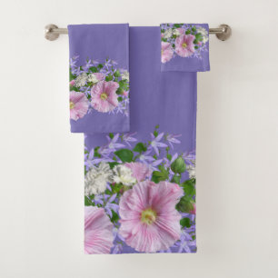Hollyhocks de borde floral sobre fondo de ventana