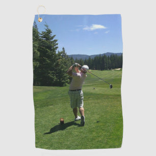 Hombre balanceando un campo de golf Toallas de gol