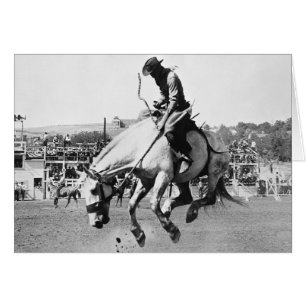 Hombre cabalgando caballo balancín en rodeo