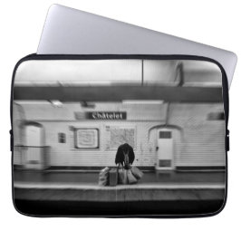 Hombre con bolsas de compras en el metro (Chatelet