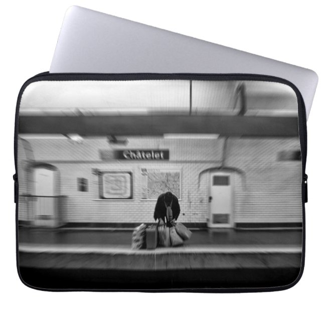 Hombre con bolsas de compras en el metro (Chatelet (Frente)