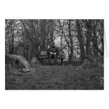 Hombre con el casquillo plano en tarjeta del banco