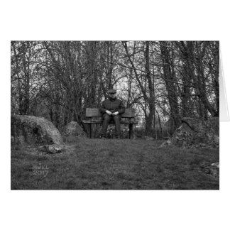 Hombre con el casquillo plano en tarjeta del banco