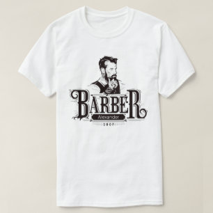 Hombre con tatuaje personaliza la camiseta