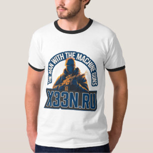Hombre con una camiseta con armas de máquina