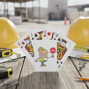 Hombre con una señal de stop jugando cartas