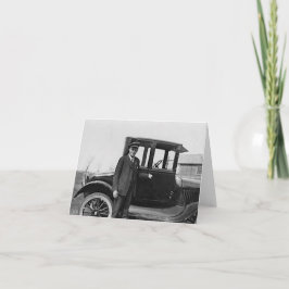 Hombre de estilo antiguo con coche