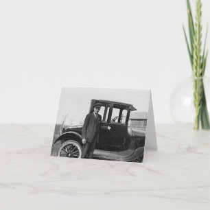 Hombre de estilo antiguo con coche