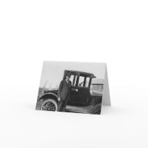 Hombre de estilo antiguo con coche