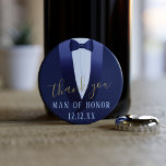 Hombre de honor gracias abridor de botella de Boda<br><div class="desc">Gracias a su Hombre de Honor con este abridor de botellas de botón azul de esmoquin de medianoche que hace un regalo perfecto para agradecerte por estar a tu lado en tu día de boda. Adecuado para cualquier miembro de tu fiesta nupcial que necesitas agradecer.</div>