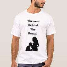 Hombre de la camiseta de la cita detrás del