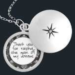 Hombre de mi collar de los sueños<br><div class="desc">Un collar que es perfecto dar a la nueva suegra de la novia. La imagen está en blanco y negro y dice que "gracias por criar al hombre de mis sueños". Elija el collar en diseño de su opción. Si un diverso color de la imagen se desea por favor no...</div>