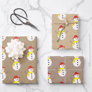 Hombre de nieve lindo y nieve en papel kraft beige
