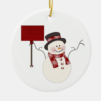 Hombre de nieve rojo con adorno navideño