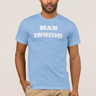 Hombre dentro de camiseta