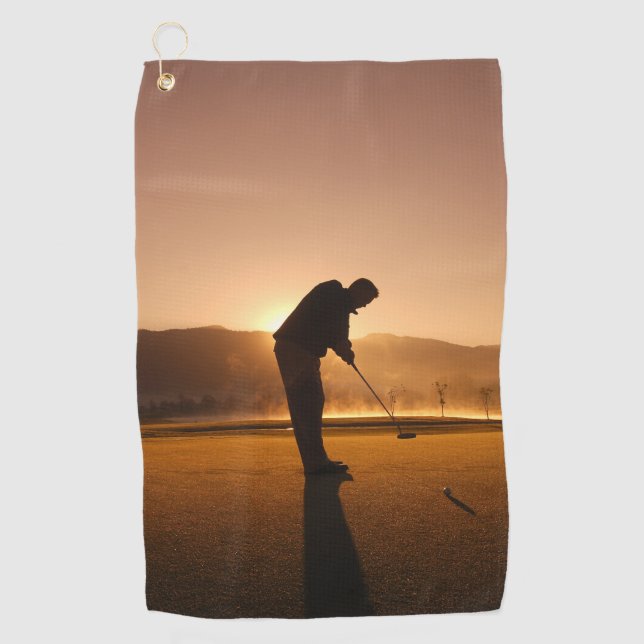 Hombre jugando golf al atardecer Toallas de golf (Anverso)