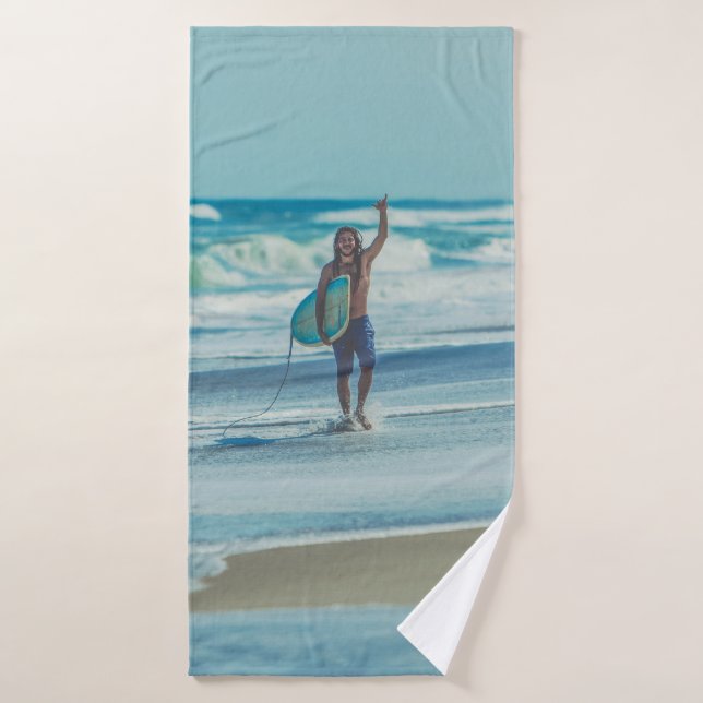 Hombre llevando tabla de surf en la playa (Toalla de baño)