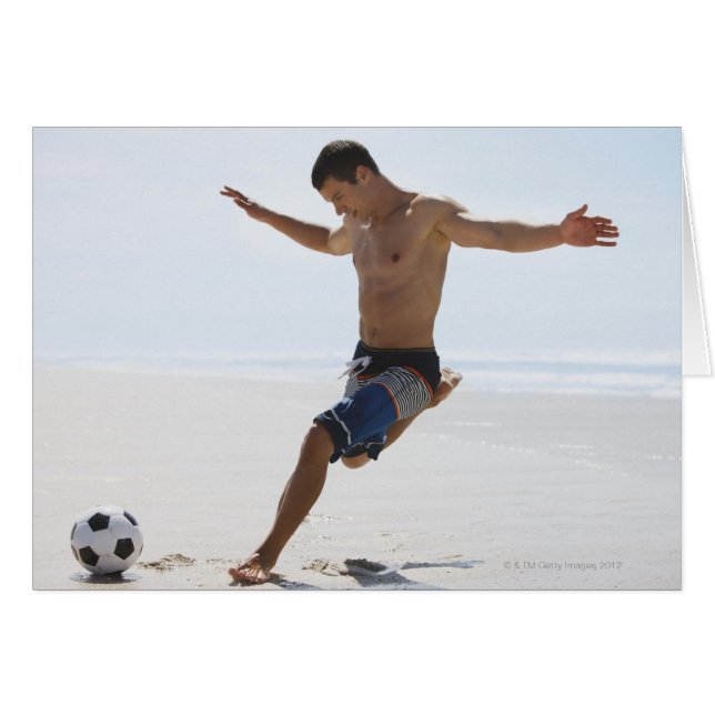 Hombre pateando la pelota de fútbol en la playa (Anverso (Horizontal))