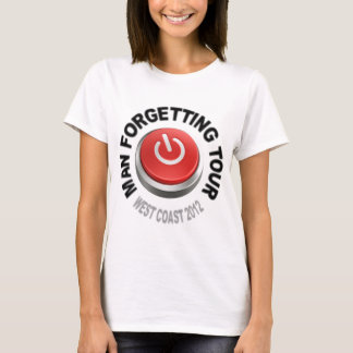 Hombre que olvida la camiseta del viaje