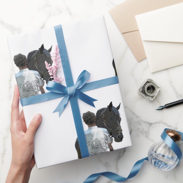 Hombre sosteniendo papel de envolvimiento de luz d (Regalar)