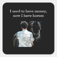 Hombre sosteniendo Pegatinas de caballo oscuro