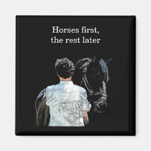 Hombre sosteniendo un imán oscuro de caballo