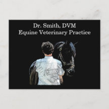 Hombre sosteniendo una postal oscura de caballo