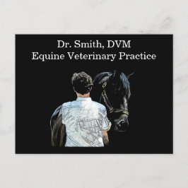 Hombre sosteniendo una postal oscura de caballo