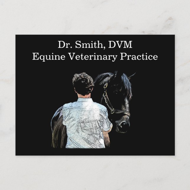 Hombre sosteniendo una postal oscura de caballo (Anverso)