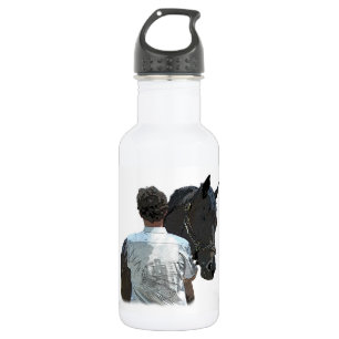 Hombre sujetando la botella de agua ligera para ca