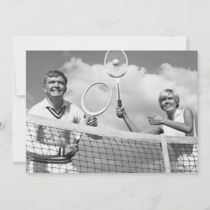 Hombre y mujer jugando al tenis