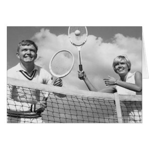 Hombre y mujer jugando al tenis