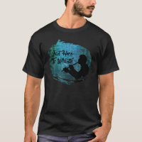 Hombres apenas aquí para silbar la camiseta