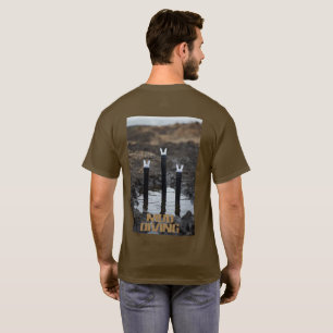Hombres buceando en lodo camiseta marrón atrás