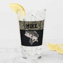 Hombres de Camo de la pesca de la lubina conocidos