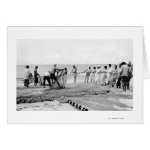Hombres de Hukilau pescan en Hawaii. Fotografía de