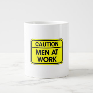 hombres de la precaución en la taza del jumbo del