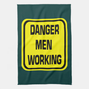 Hombres del peligro que trabajan la toalla de