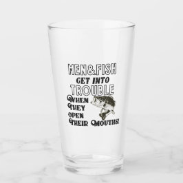 Hombres divertidos y pescadores citan problemas en