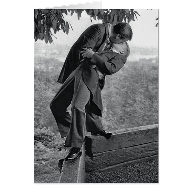 Hombres gay besándose al borde (Frente)