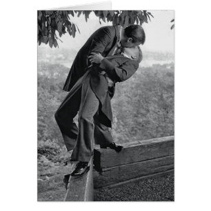 Hombres gay besándose al filo