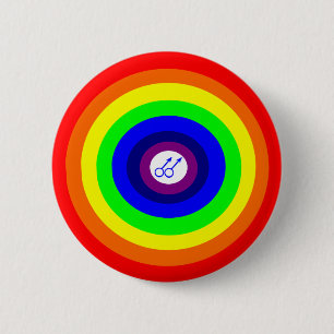 Hombres gay redondean el botón arcoiris